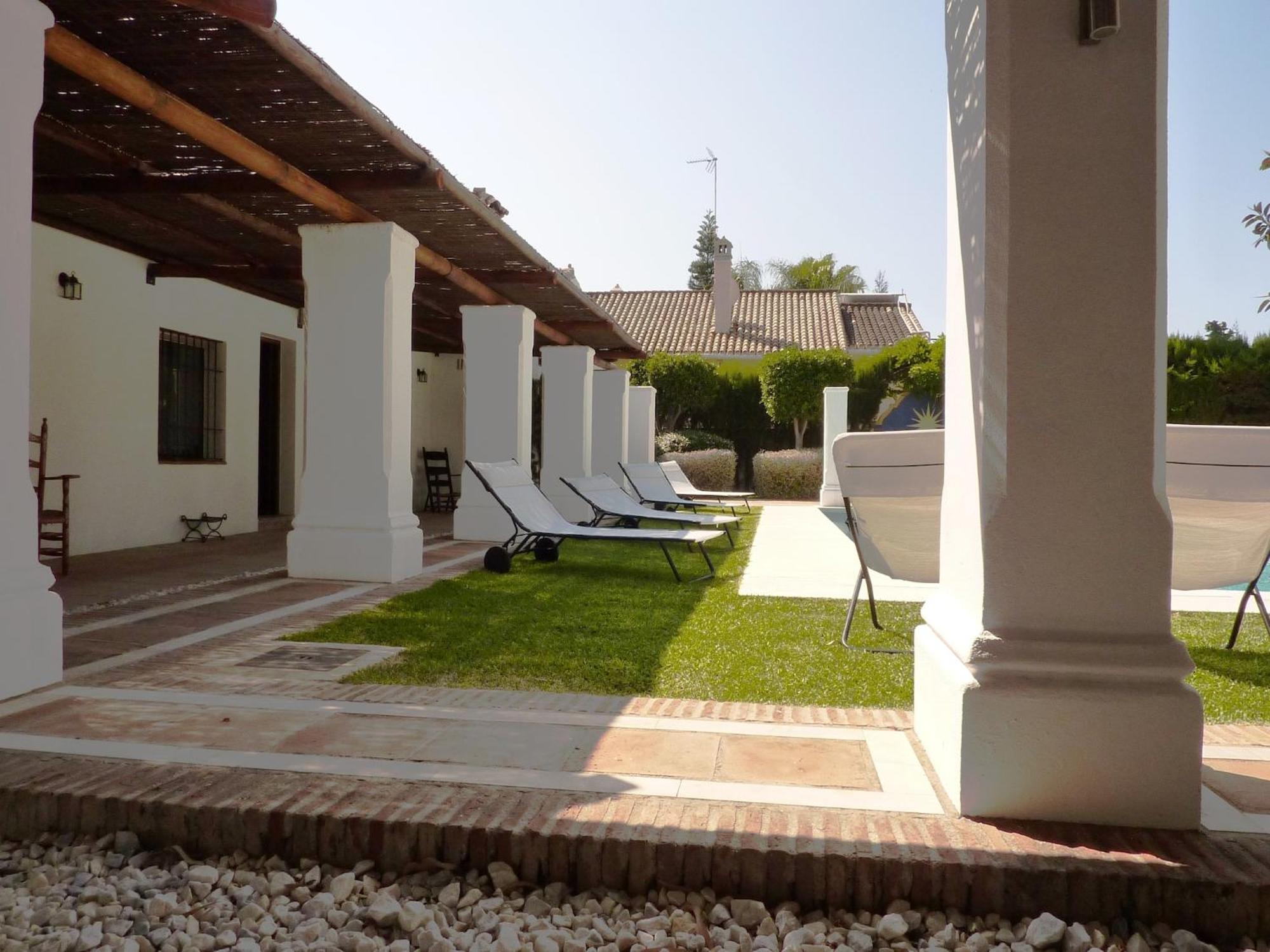 Villaer Luxurious In With Swimming Pool